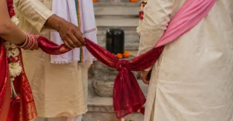 ২১ বছরের দাম্পত্য কলহের ইতি, প্রেমিকের সঙ্গে স্ত্রীর বিয়ে দিলেন স্বামী